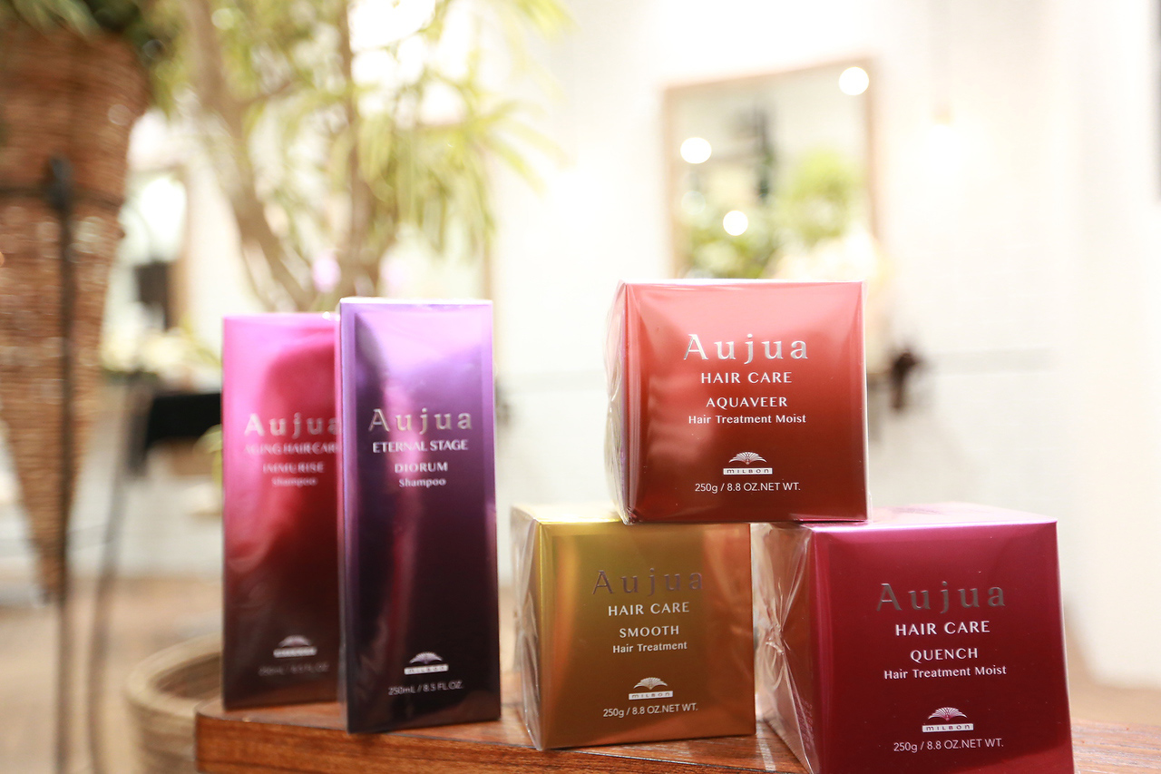clips 最高峰のヘアケア剤『Aujua』で、一人一人にあわせたヘアケアで理想な艶髪を手に入れましょう。